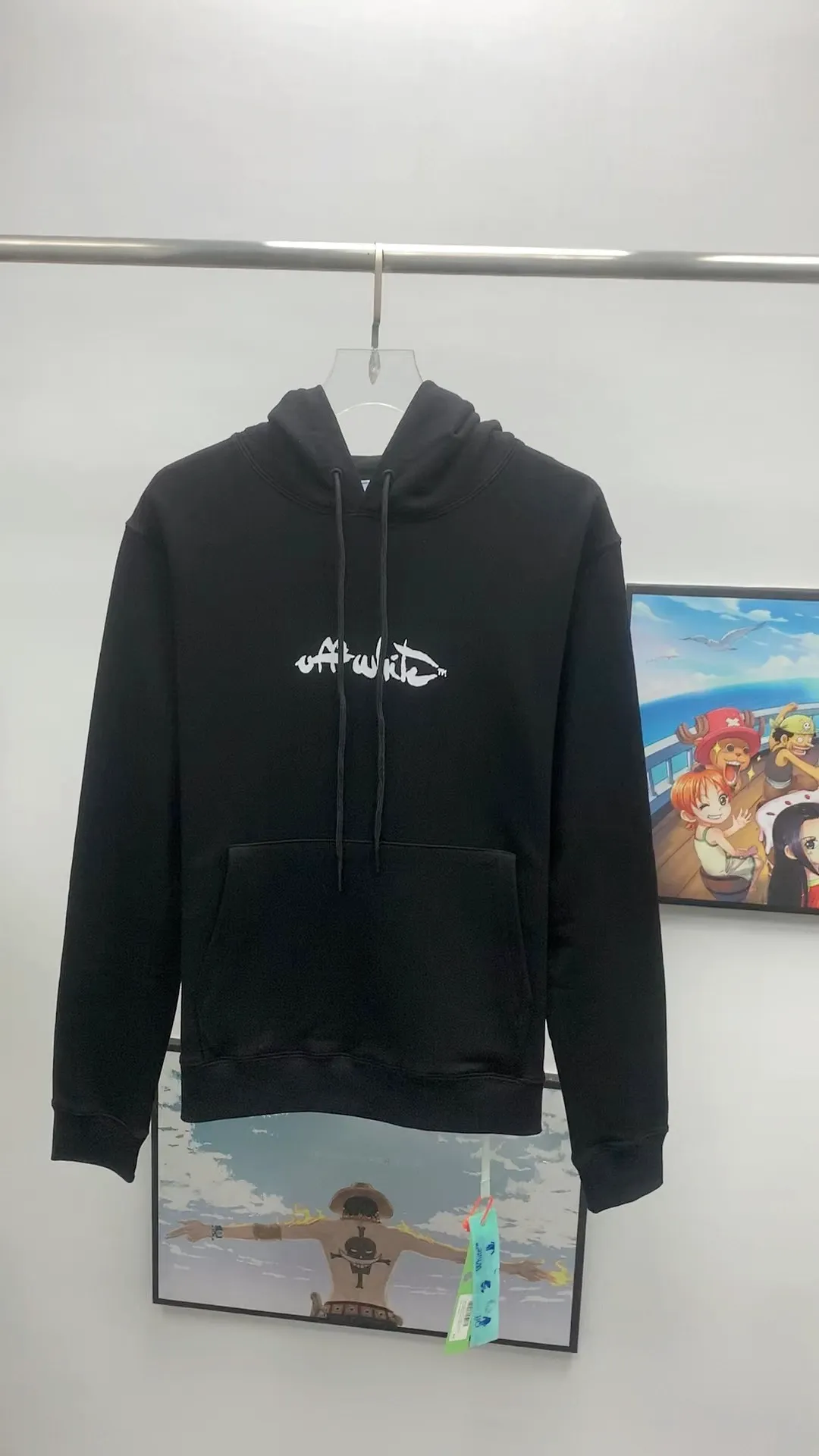 Real-shot video of the front - the top tested version of Off-White's new 2023 autumn and winter spray-painted graffiti arrow hooded sweatshirt. The new style adds graffiti elements, adding a touch of literary style to the overall through-style short-sleeved style. This is a typical OFF retro literary style. This is also the first expression of the two cultures since the merger with LV in 2021. The printing adopts screen printing imported glue technology, and the ink dots are even, imitating the natural dynamics of spray paint. The hollows are both dark and light, the transition is smooth, and the gradient effect is visible to the naked eye. The front printing uses the same process. Minimalist letter logo on the chest, OS version, same style for men and women! The 480g cotton texture feels smooth and textured, with full drape.  Color: Black White Size: XS-L P:410